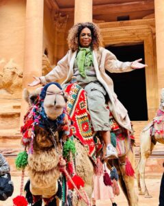 أوبرا وينفرى تركب جمل