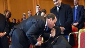 الرئيس السيسي يقبل رأس إحدي الأمهات المثاليات