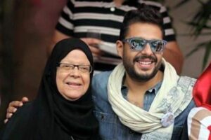 حماقي يحتفل بعيد الأم