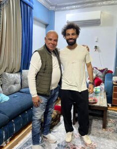 محمد صلاح برفقة عائلته