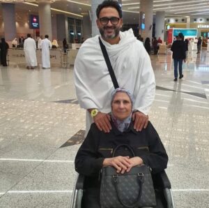 أكرم حسني يهنئ والدته بمناسبة عيد الأم