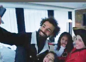 ظهور محمد صلاح وزوجته وبناته في الإعلان