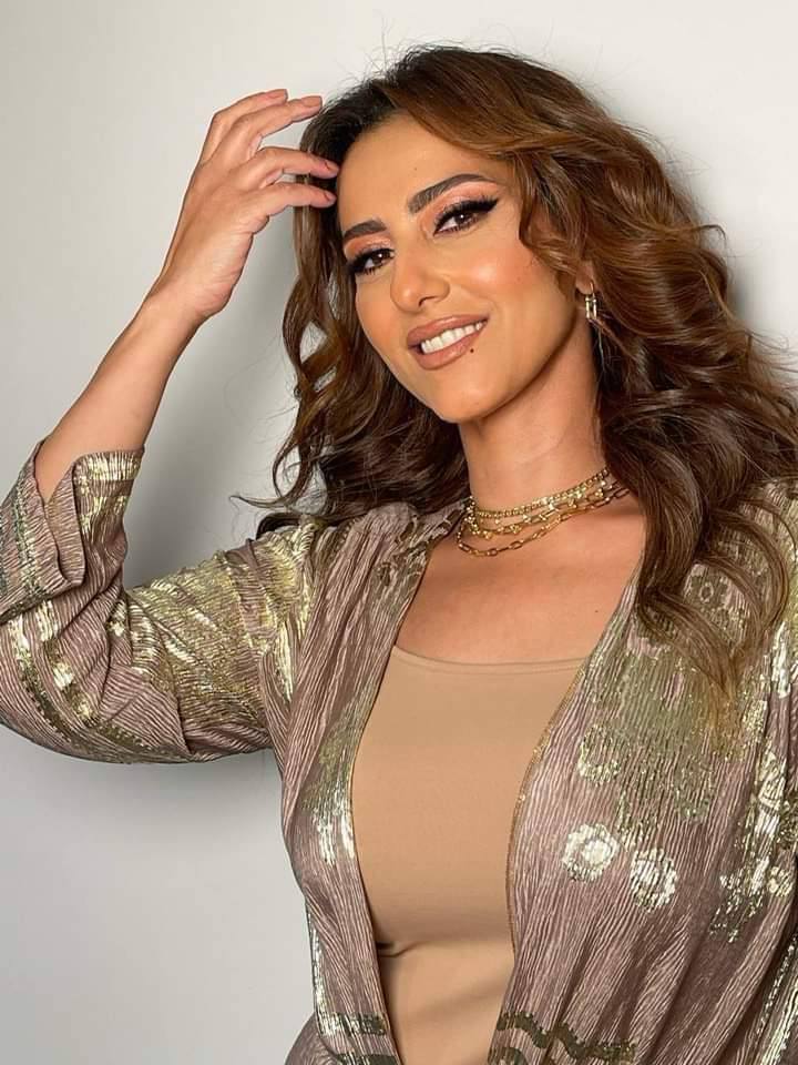 إطلالة جديدة للفنانة حنان مطاوع