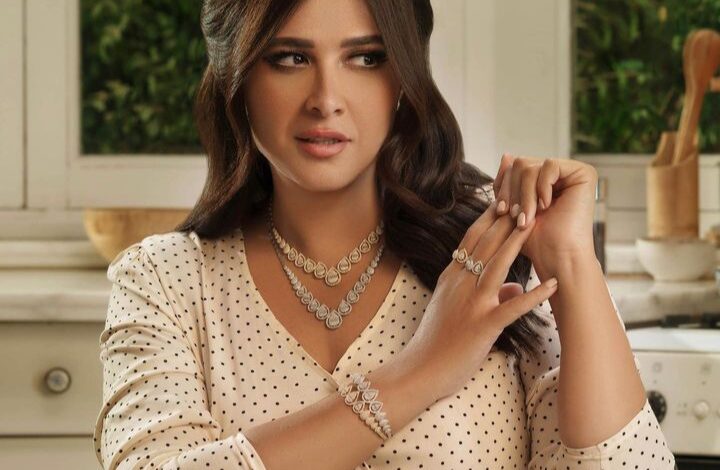 أحدث إطلالة للفنانة ياسمين عبد العزيز.. شاهد
