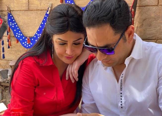رسميًا .. طلاق "غادة عبد الرازق" من هيثم زنيتا بعد زواج عامين أعلنت الفنانة غادة عبدالرازق انفصالها عن زوجها "هيثم زنيتا"، مؤكدة أن قرار الانفصال كان بشكل هادئ من الجانبين بعيدًا عن إثارة الجدل، وأعلنت ذلك عبر صفحتها الشخصية بموقع فيسبوك.