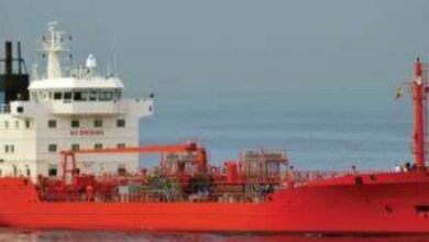 اليمن...الانتهاء من تفريغ ناقلة نفطية جانحة في أحد المواني بمحافظة المهرة