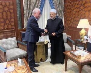 محافظ جنوب سيناء اللواء دكتور خالد فوده يزور مشيخة الازهر لمناقشة سبل تعزبز التعاون بين المشيخة ومحافظة جنوب سيناء. 